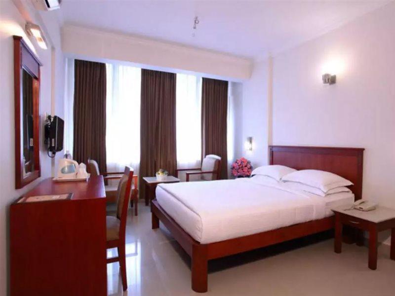 Pooram International Hotel Thrissur Екстериор снимка